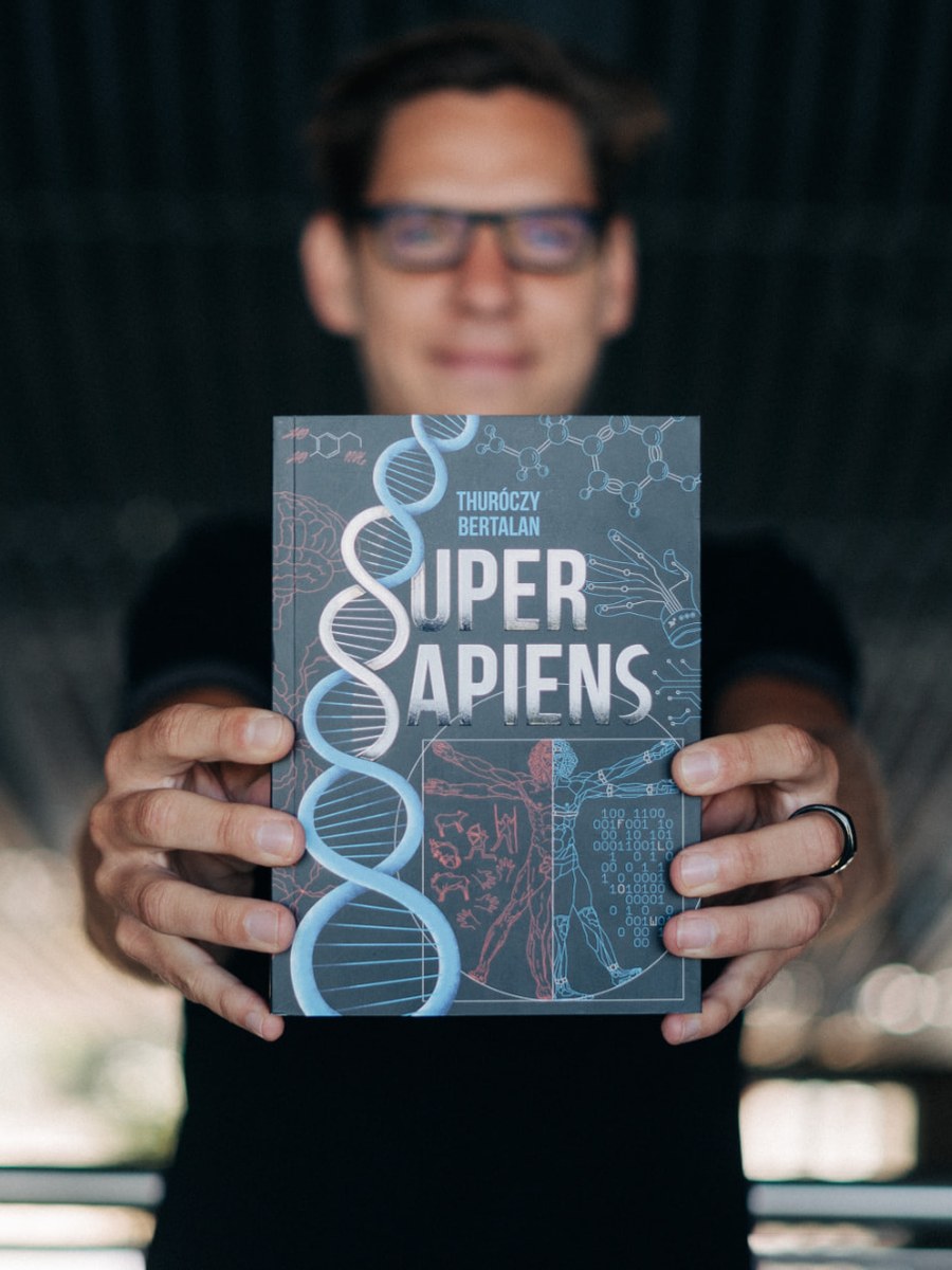 Thuróczy Bertalan a Super sapiens című könyvével