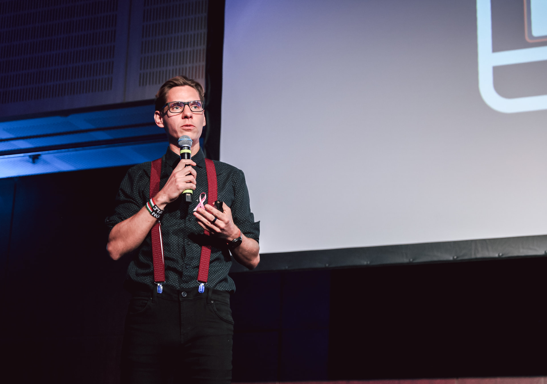 Thuróczy Bertalan mikrofonnal a színpadon keynote előadás közben