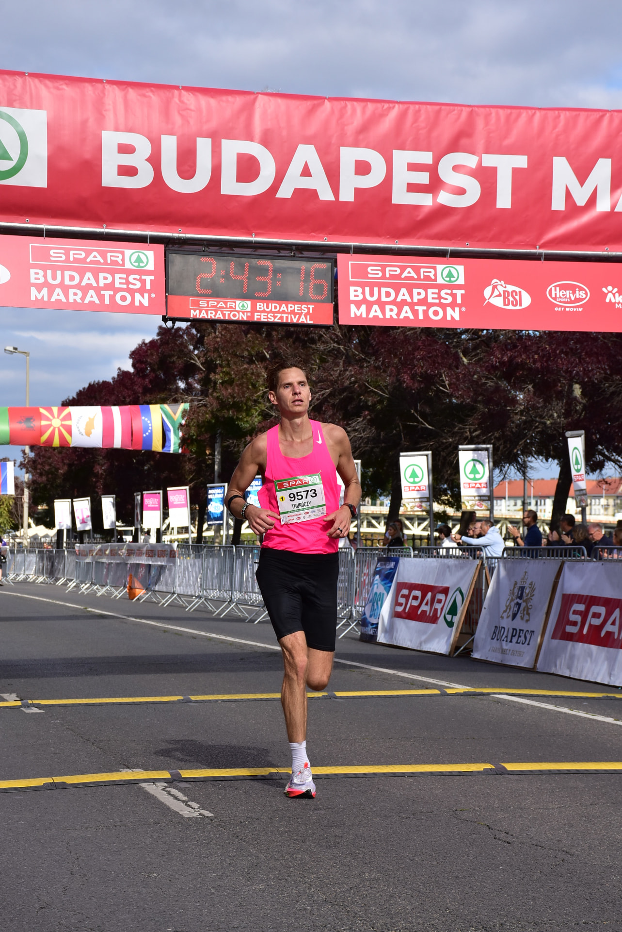 Thuróczy Bertalan a SPAR Budapest Maraton célba érkezésénél